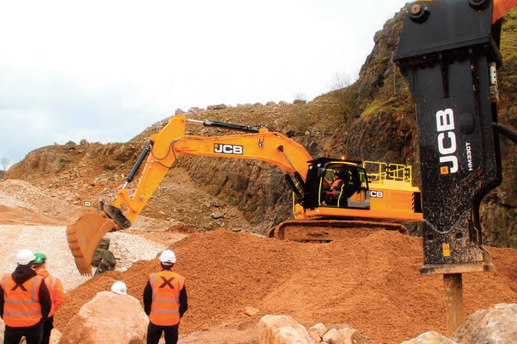 El martillo hidráulico HM330T de JCB está especificamente diseñado para la excavadora 370X LC.