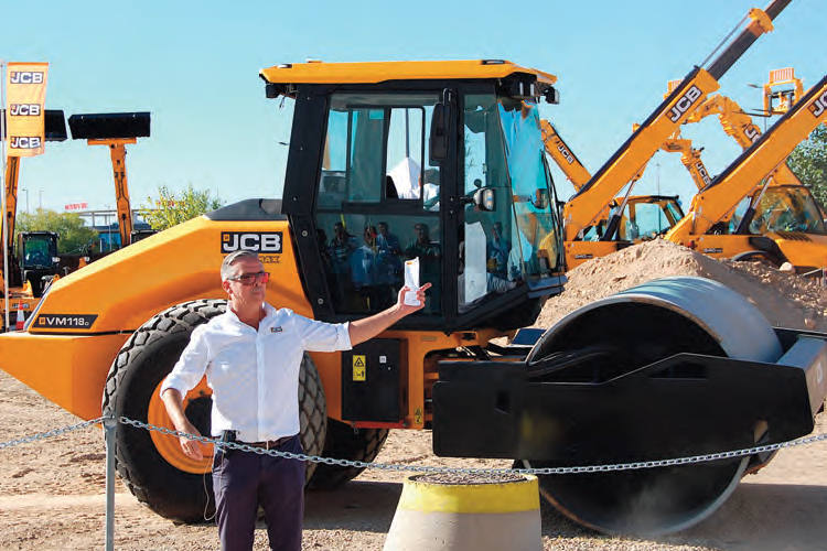 Oliver Boenisch, director general de compactación global de JCB, presentando el rodillo de suelos autopropulsado vibratorio VM 118 D.